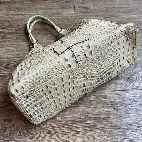 Vintage SSaucy Embossed Cream and White Shoulder Bag Handmade Italian Leather - Picture 9 of 12